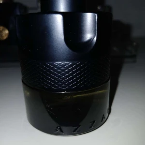 Azzaro the most wanted edt intense, byten tas - Säljer en parfym från Azzaro i en stilren svart flaska med räfflad struktur upptill och genomskinlig nedtill. Flaskan har en robust och modern design med tydlig logotyp längst ner.