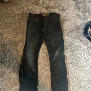 Mörkblå jeansbyxor från J.Lindeberg - Säljer ett par mörkblå jeansbyxor från J.Lindeberg. W33 L32