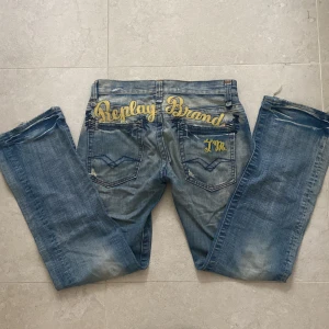 Svincoola replay jeans - Ett par skitcoola låg-midrise raka replay jeans med jättecoola detaljer! Säljer då dem tyvärr inte passar mig. Midjemått: 42cm.  Innerbenslängd: 78-79cm. Bara att skriva vid frågor eller funderingar💞