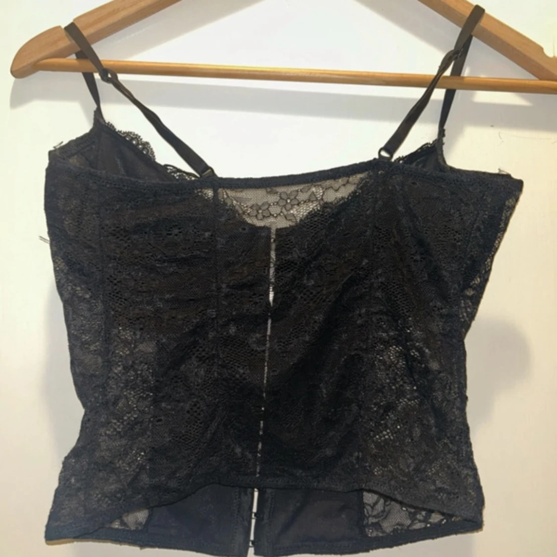 Svart spetskorsett med smala axelband - 1