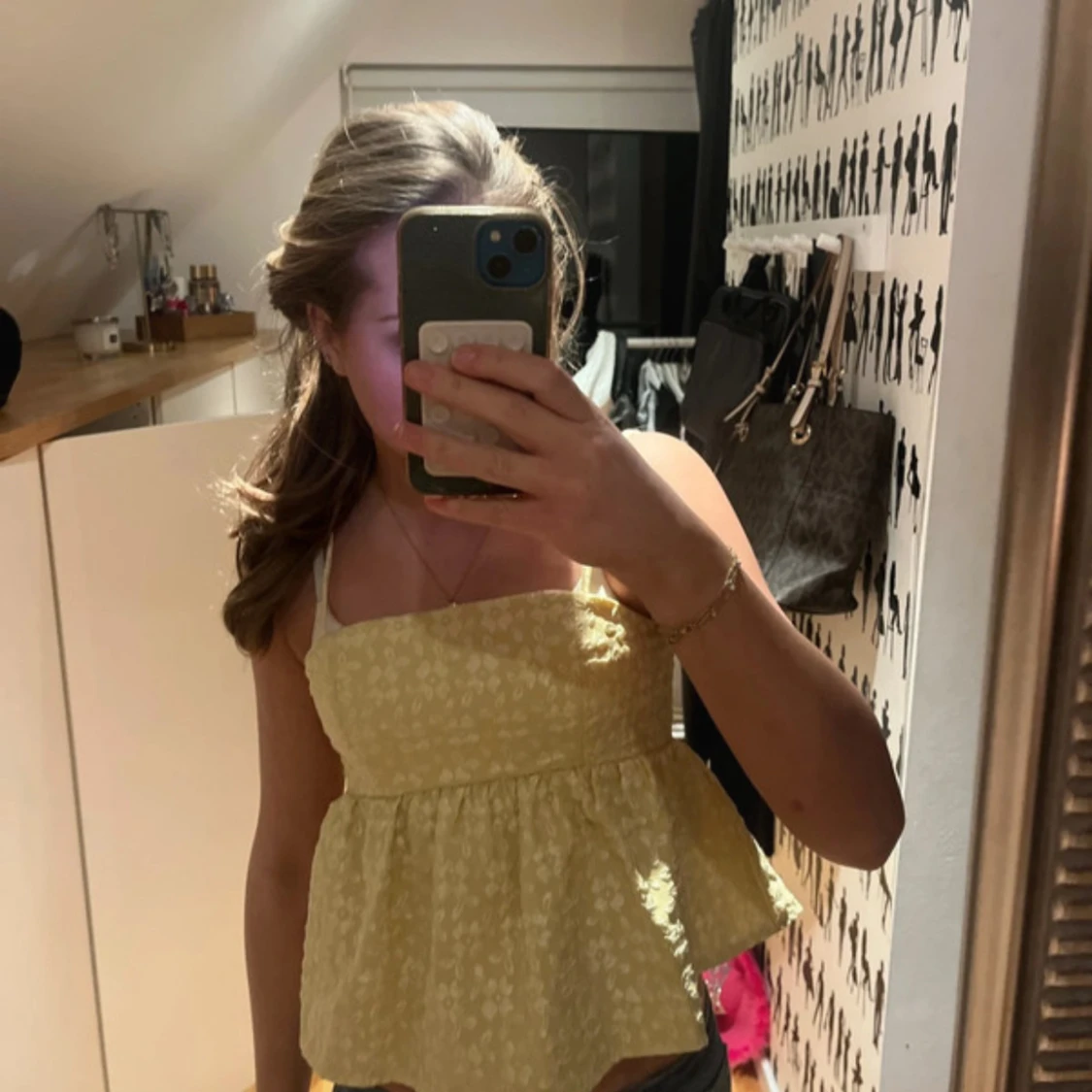 Gul blommig linnetopp med volang