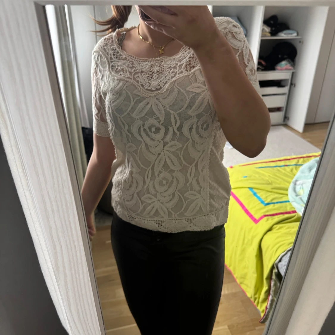 Vit spetsblus med blommönster