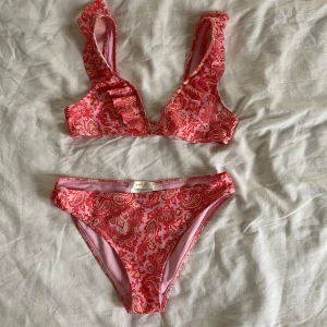 Rosa bikini  - Säljer en superfin rosa bikini från Gina tricot i storlek 146/152🩷Har bara användt bikinin 2 eller 3 gånger💕👙