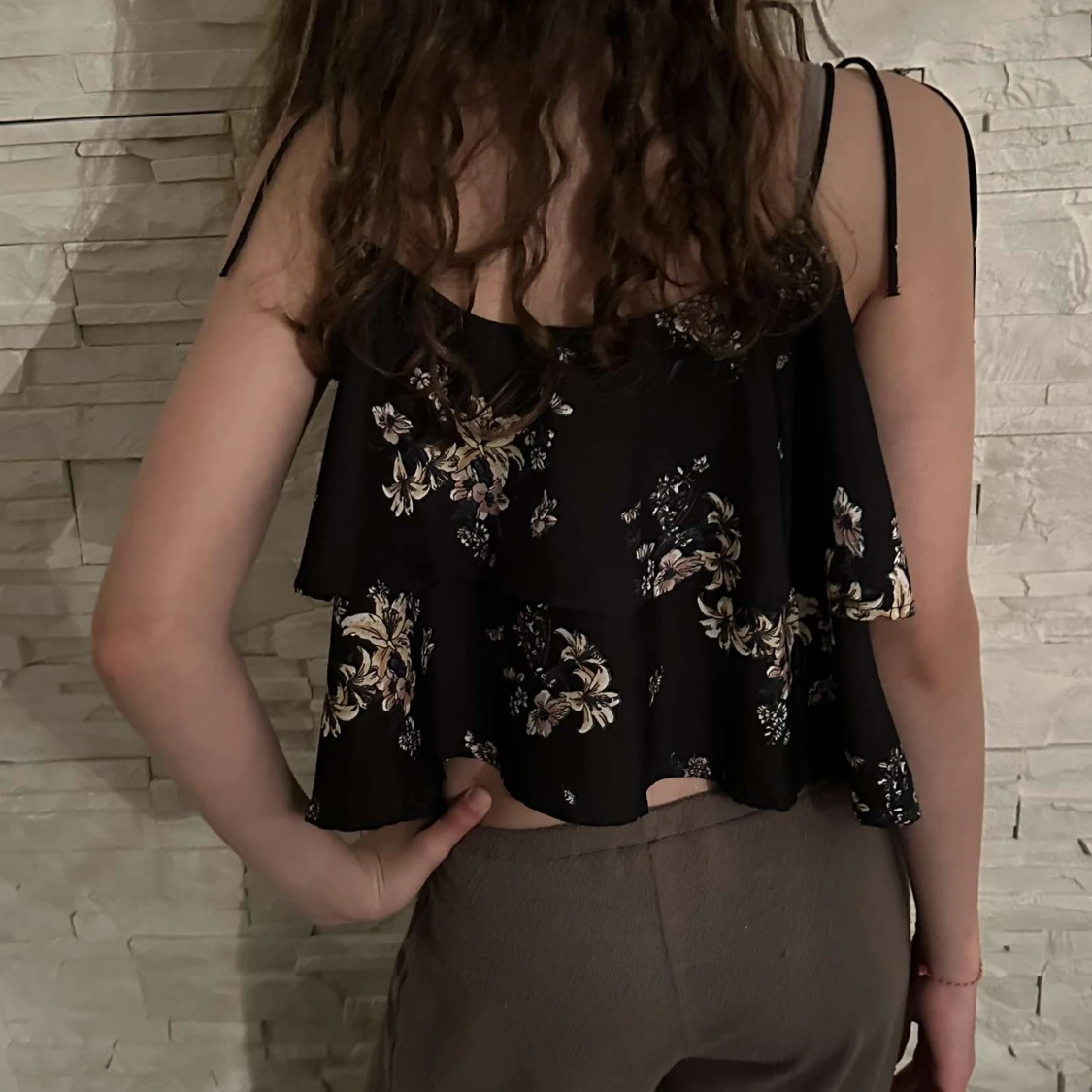 Svart blommig volangtopp med tunna axelband - 1