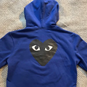 Comme des Garcons Play hoodie - Cdg hoodie i nytt skick