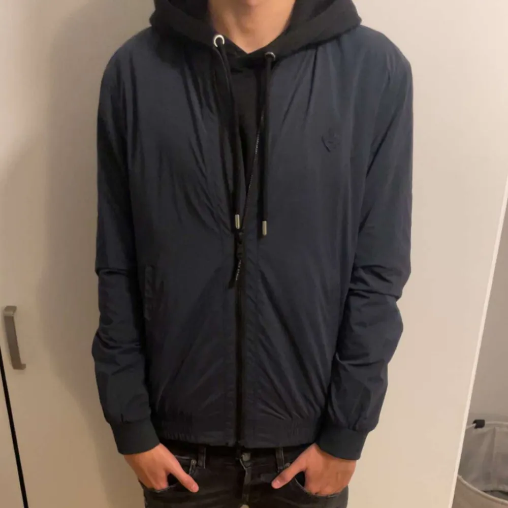 Snygg blå jacka från Morris perfekt för våren, nyskick använd max 3 gånger, storlek S men kan passa som M också, nypris cirka-1800 mitt pris 700 pris kan diskuteras vid snabba affärer . Takit.