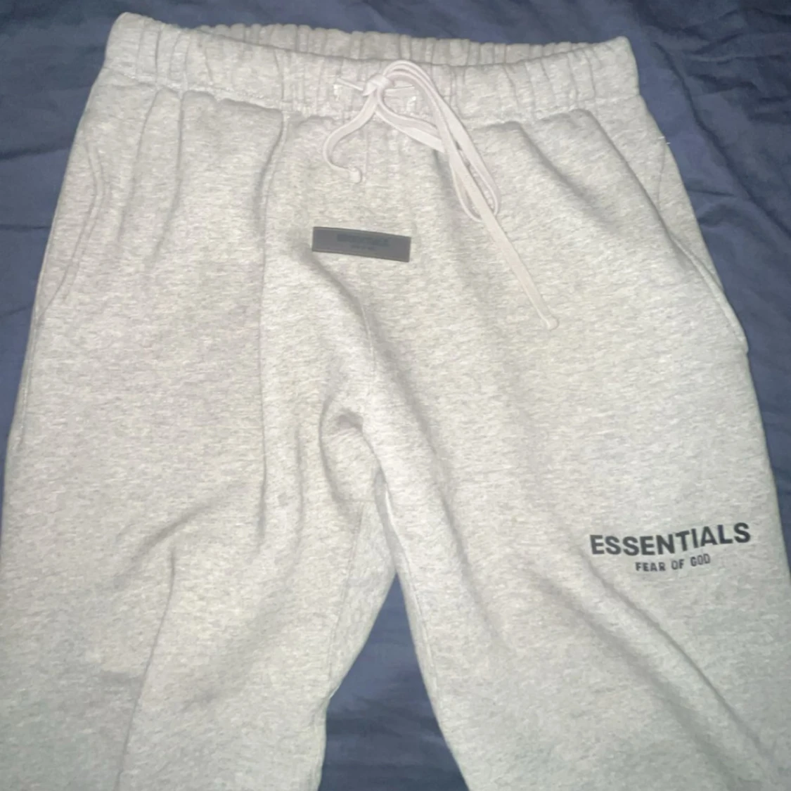 Grå mjukisbyxor från Essentials Fear of God