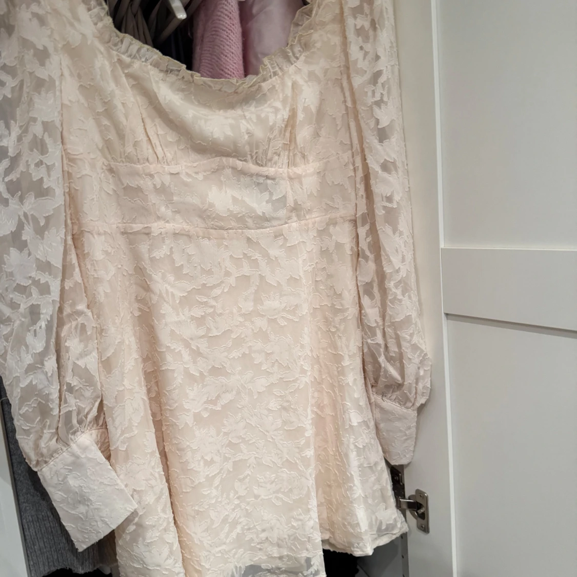 Ljusbeige spetsklänning med puffärmar - 1