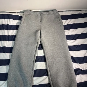 Grå Weekday scuba joggers XL - Grå Weekday joggers pant i storlek XLsom är i mycket bra skick