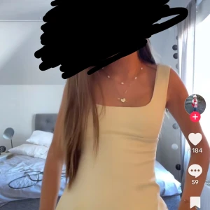 Ljusgul topp fyrkantig ringning - Säljer en stilren ljusgul top med fyrkantig ringning . Toppen har en figurnära passform och är perfekt till sommaren.