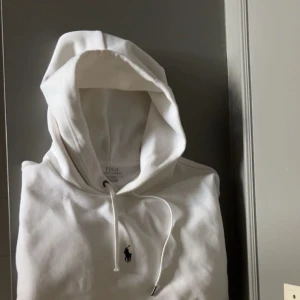 Vit hoodie från Polo Ralph Lauren - Säljer en klassisk vit hoodie från Polo Ralph Lauren med broderad logga i marinblått på bröstet. 