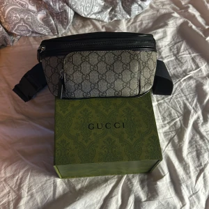 Intresse koll på min Gucci väska  - Köptes i sommras aldrig änvänd köpte den när jag var i malaysia men kvitto slängde jag och bara boxen kvar köpte den i 