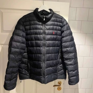 Polo Ralph Lauren dunjacka  - Bra skick, men finns ett litet hål på höger axel som visas på sista bilden.