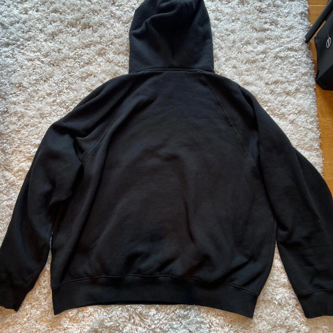 Svart hoodie från Essentials - 1