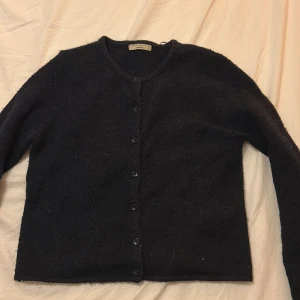 Svart kofta från Gina Tricot  - Säljer denna snygga koftan från Gina tricot🤗 den ser svart ut men den är mörkblå! Hör av er om ni har några frågor och priset kan diskuteras!