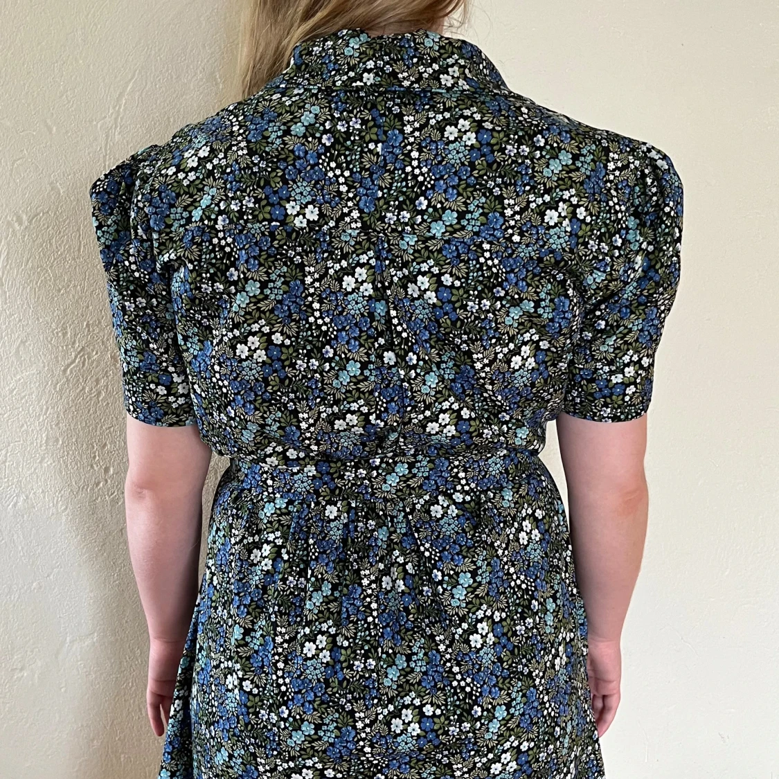 Vintage blommig klänning med bälte och knappar - 1