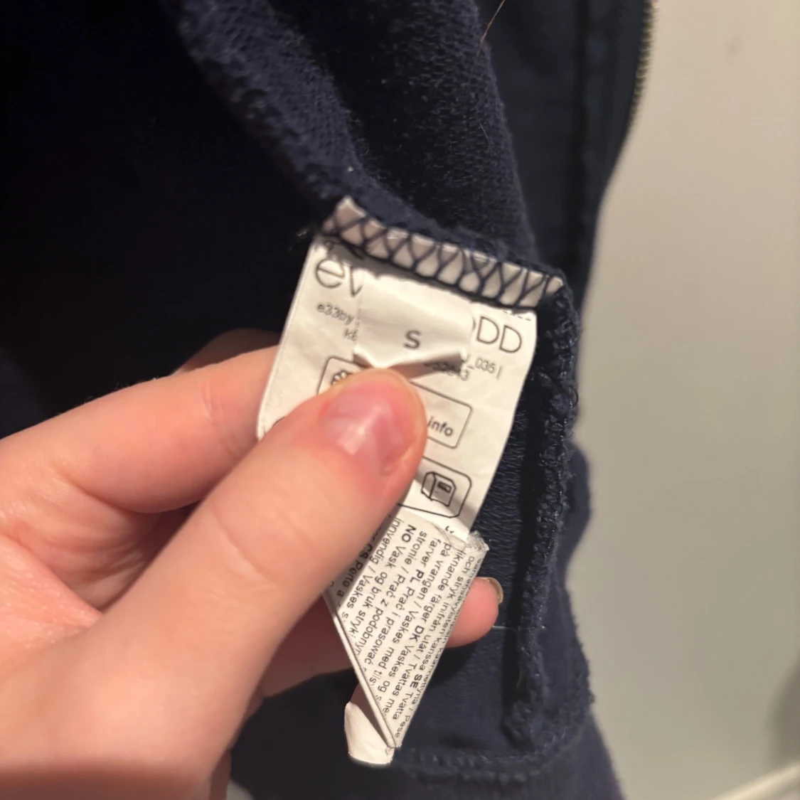 Mörkblå hoodie med dragkedja från Stradivarius - 2