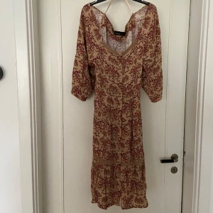 Off shoulder midi dress - Söt midi-klänning från Kappahl 🍇🧡vida puffärmar, off-shoulder modell men kan bäras uppe på axeln också! Sååå söt med boots! Lite vintage vibe 😍Storlek 40-42 och det stämmer bra. Ingen stretch. Använd men i gott skick, lite noppor under armarna men annars inget konstigt. Perfekt till våren! 