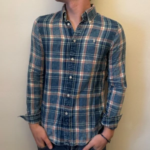 Ralph lauren skjorta  - En as schysst skjorta från Ralph lauren. Storlek S och modellen på bilden är ca 182 cm. Fint skick., köp för endast 549kr! 
