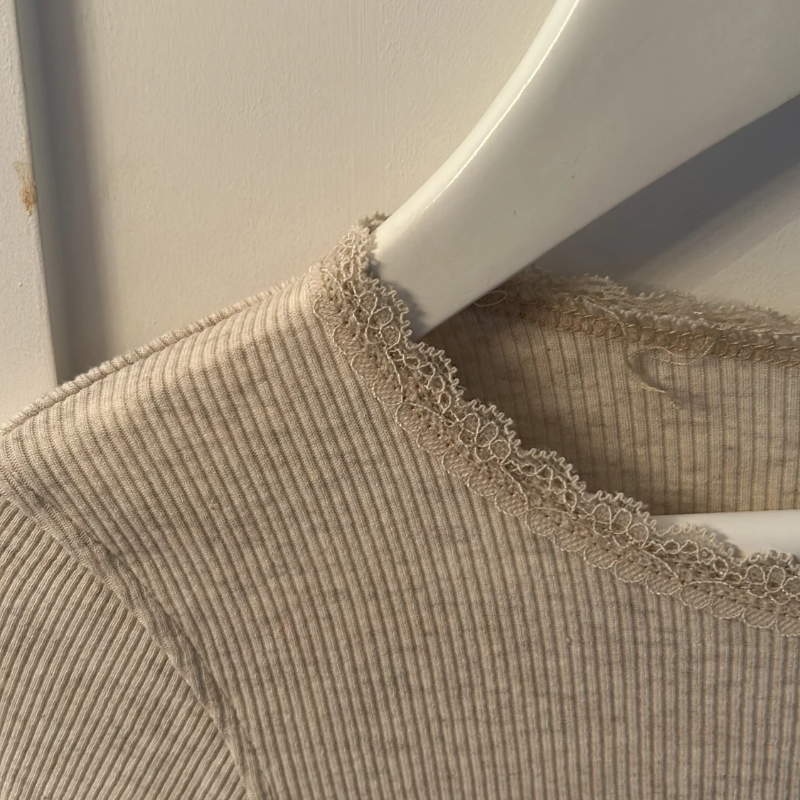 Beige ribbad långärmad tröja från Name It - 2