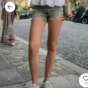 Gråa jeansshorts från Zara - Gråa jeansshorts från Zara i mycket bra skick endast använda 2 gånger😚💕  