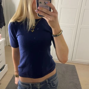 Mörkblå stickad topp - Säljer nu min merina ull tröja då den ej kom till användning💗den är 100% merina ull!🥰Ursprungs priset 799kr och priset kan diskuteras!❤️