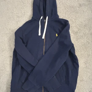 Ralph lauren zip up  - Säljer nu min snygga Ralph lauren zip up som är i storlek L men skulle säga M använder inte ofta därför jag säljer den.