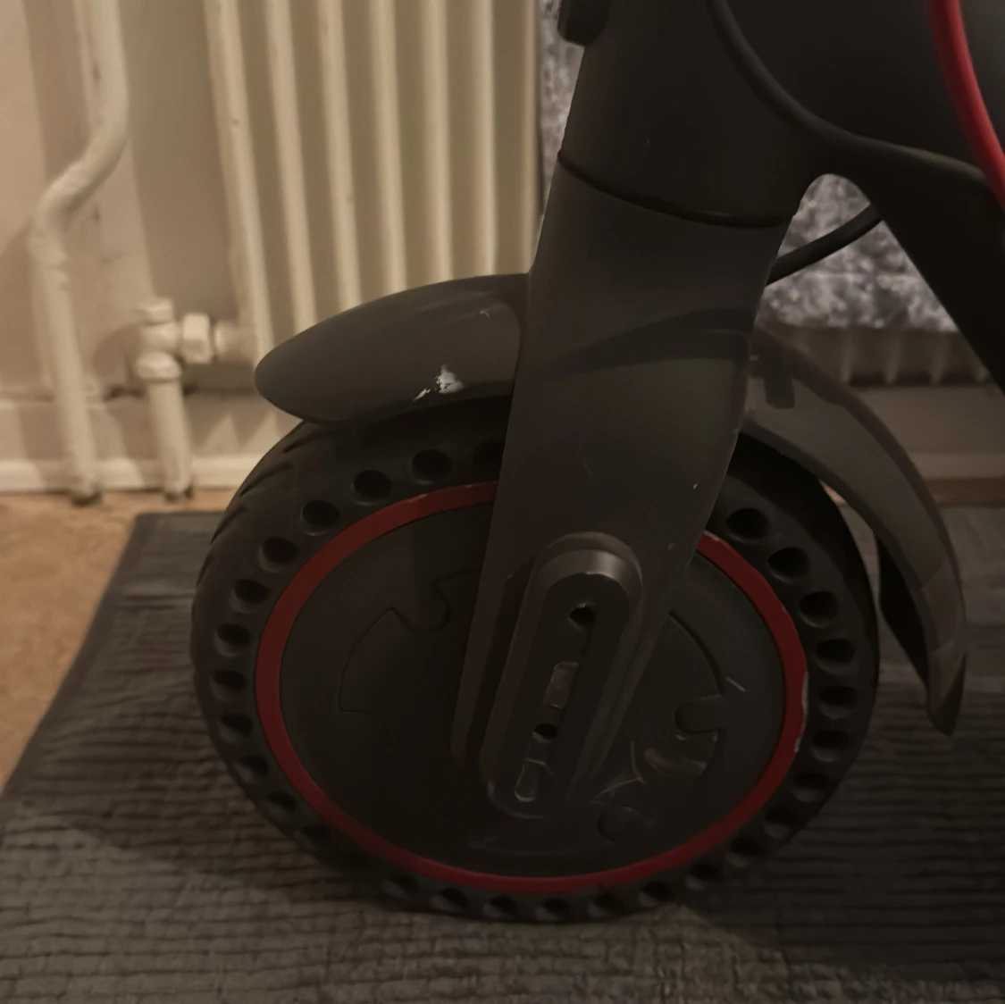 Svart elscooter med röda detaljer - 3