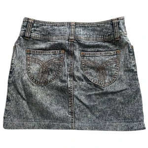 Denim mini skirt från Divided by H&M - Grå kort jeanskjol med dragkedja + dubbelknapp-stängning, två sidfickor och två bakfickor 🩶Har blivit uppsydd kortare. *liten missfärgning, se sista bild! Jag brukar ha strl S i byxor för referens!