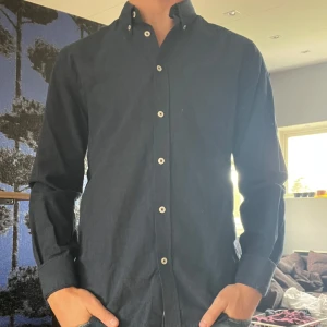 Marinblå skjorta - Marinblå skjorta från dobber, riktigt go 🔥 storlek: M (normal passform) mkt bra skick!