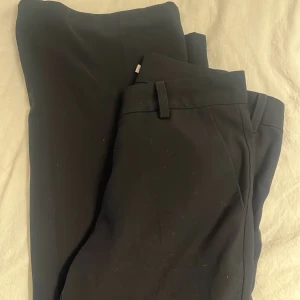 Low waist kostymbyxor - Svarta kostymbyxor från Nelly. 