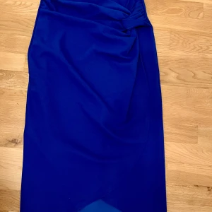 Midi kjol strl M  - Blå midi kjol från Charming Girl i strl M. Stretchigt material. Köpt från Two Angels. Nypris: 599kr. Material: polyester och elastisk Mycket fint skick, som ny. 