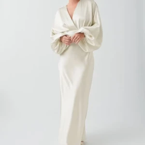 SÖKER - Söker denna klänning i st 36 från Gina tricot. Är villig att betala bra för den så hör jätte gärna av dig ifall du har en du vill sälja 🩷