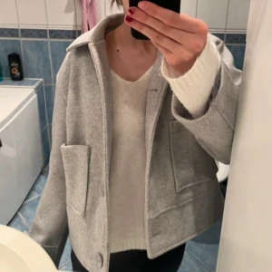 Grå kappa - Kommer inte till användning. Pris om diskuteras
