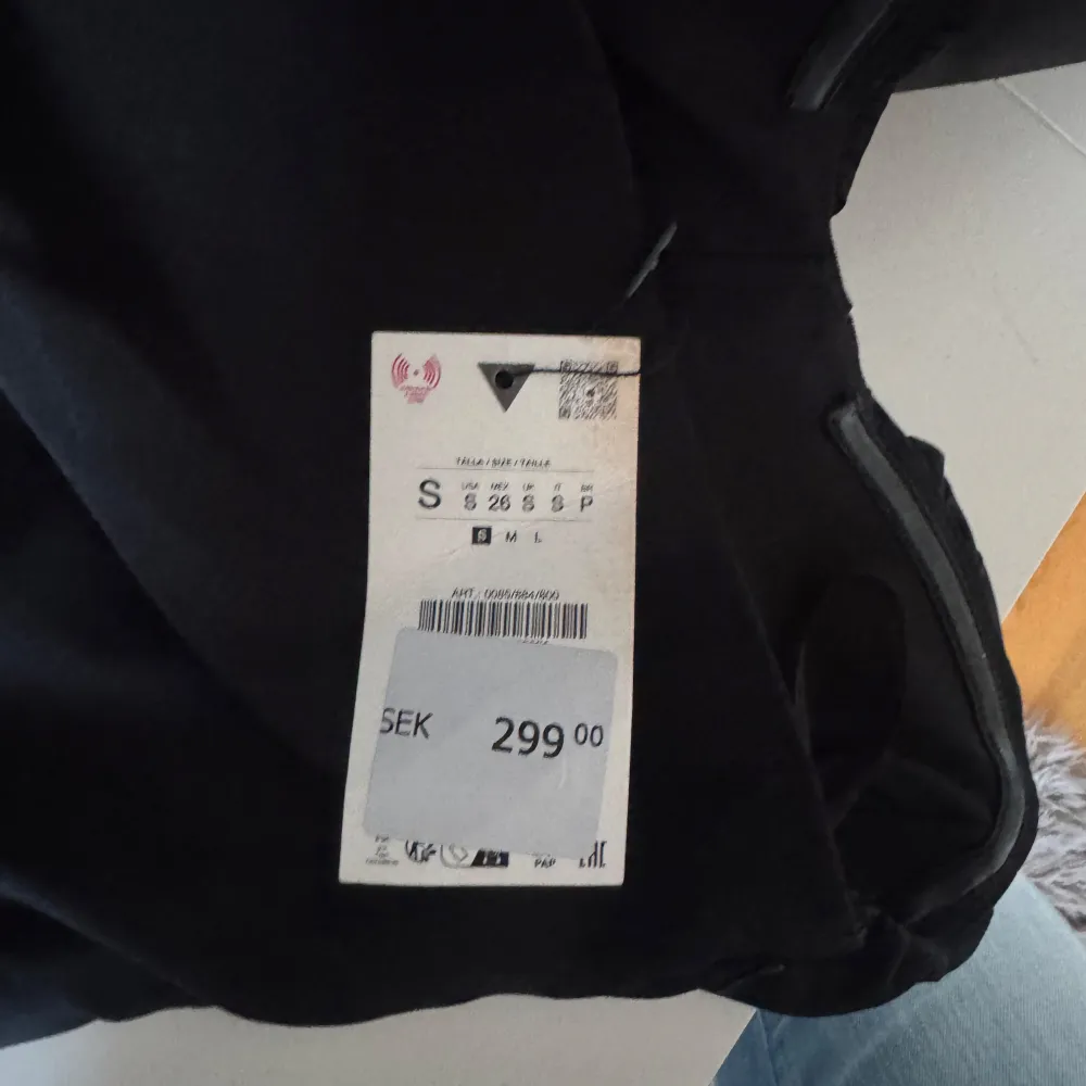 Snygg svart oanvänd tubtopp perfekt för en fest eller en vanlig vardag. Toppen är i storleken S men skulle säga att den e mer som Xs. (Säljs för att den är för liten i storlek). 😄. Yläosat.