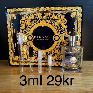 Versace Pour Homme - Säljer en elegant Versace Pour Homme edt parfym i storlek 3ml. 3ml är ungefär 30 spray. Givetvis kan man köpa hela flaskan om det önskas. Doften har fräscha citrusnoter med inslag av aromatiska och kryddiga toner. Perfekt för både en sommardag och sommarkväll! FINNS ÄVEN 2,3,5,10ML KOLLA PROFILEN FÖR ANDRA STORLEKAR ! 2ml 19kr | 3ml 29kr | 5ml 49kr | 10ml 79kr |