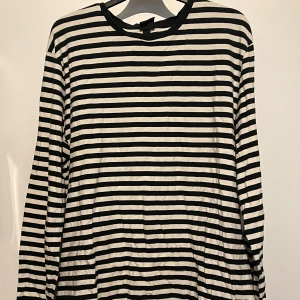 grönvit långärmad t-shirt HM - mörk-grönvit långärmad tröja med ränder. köpt från HM för några år sedan och måttligt använd. kommer från ett djur och rökfritt hem 🖤