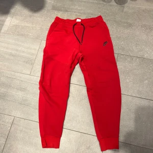 Röda tech fleece byxor - Säljer ett par röda tech fleece byxor, den äldre modellen med både dragkedja-ficka samt två vanliga fickor. Pris kan diskuteras vid snabbt köp