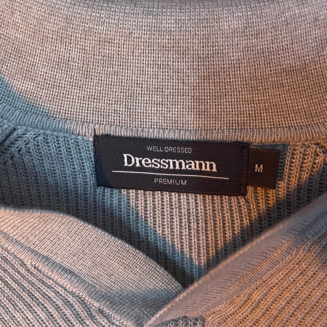 Beige ribbad tröja från Dressmann - 3