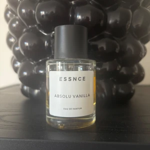 ESSNCE Absolu Vanilla Eau - Säljer en flaska ESSNCE Absolu Vanilla 50 ml. Använt ca 1/4. 