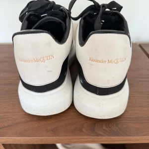  Alexander McQueen - Skorna är använda sedan tidigare men nu står endast och samlar damm. De finns vissa märken på skorna, se bilderna. Storleken är 44 1/3 Cond 7/10