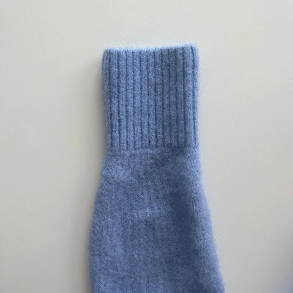 Ljusblå stickad tröja från &Other Stories - 2