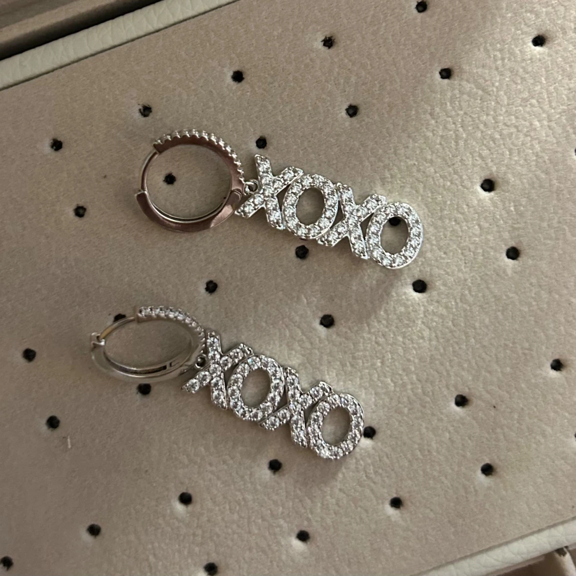 Glittriga ioaku XOXO örhängen