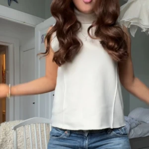 Polotopp -  Säljer denna från zara som knappt är använd! Jättefin till Jean. Och så mjukt och skönt material💓