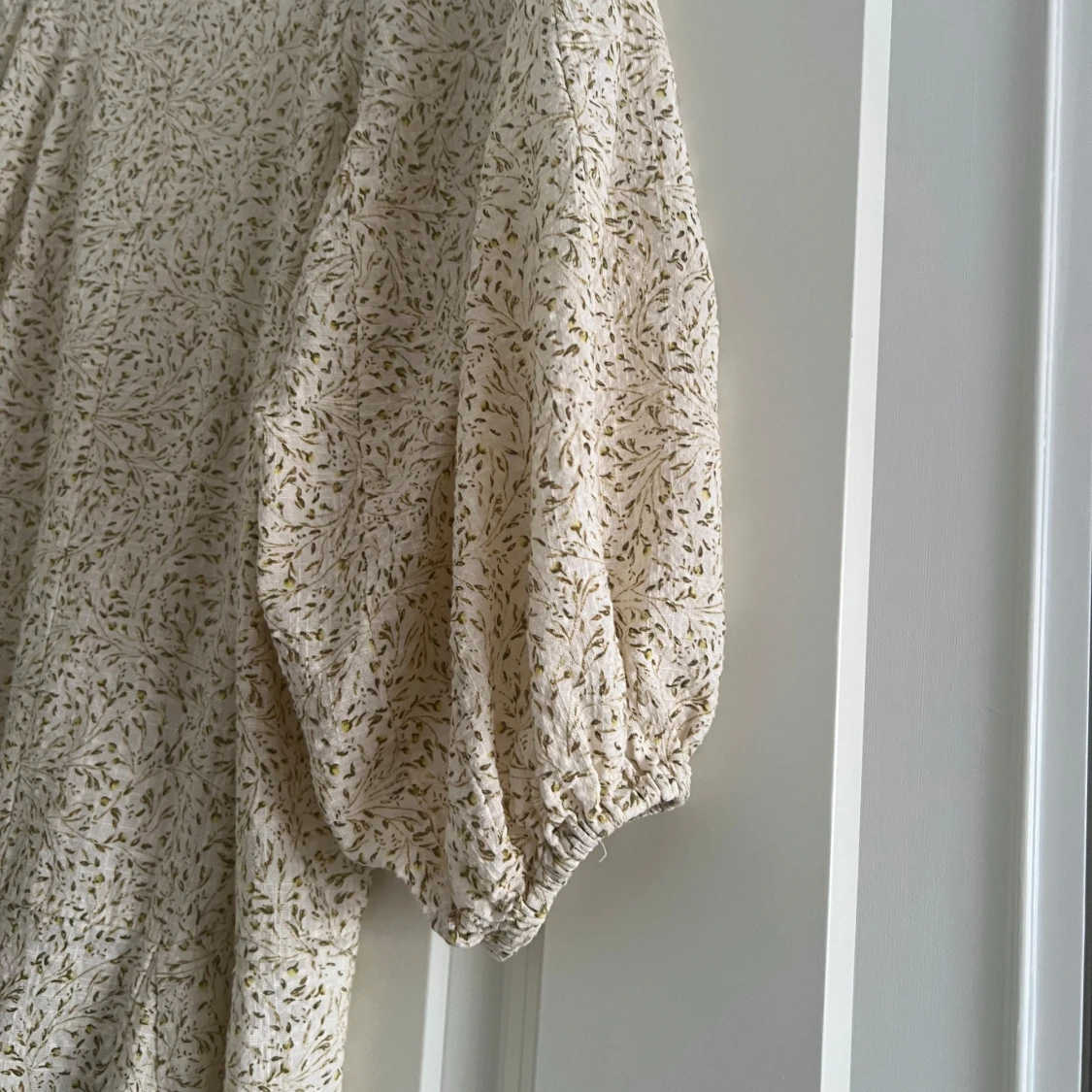 Beige blommig klänning från H&M - 3