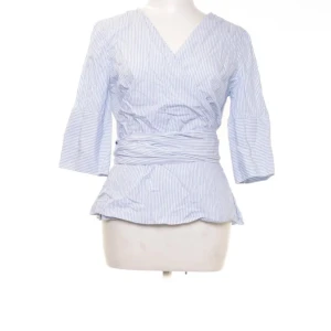 Fin randig blus  - Randig blus från ellos, nästan aldrig andvänd. Liten i storleken ☺️ Prister går att diskutera skriv privat för mer bilder ☺️