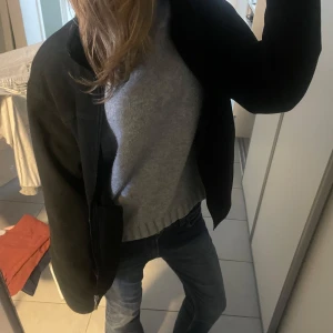 Svart fleece - Svart fleece super nu till våren 