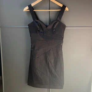Festklänning  - Snygg svart klänning med breda axelband och dragkedja i ryggen. Klänningen har en figurnära passform och stilrena linjer som ger en elegant look. Perfekt för en kväll ute eller en speciell tillställning.💕💕