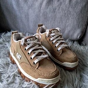 Vintage chunky sneakers från caterpillar, diesel power i storlek 36 - Vintage chunky sneakers från caterpillar, diesel power i storlek 36 Köpte dom för 1100 Pris kan diskuteras Skorna har vissa defekter som är synliga på bilderna, skriv för mer detaljer och bilder☺️