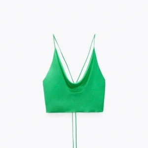 Satintop Zara - Finaste gröna färgen! Endast använd 1 gång, då den inte sitter bra på mig. Öppen i ryggen💚💚💚(första bilden lånad) 